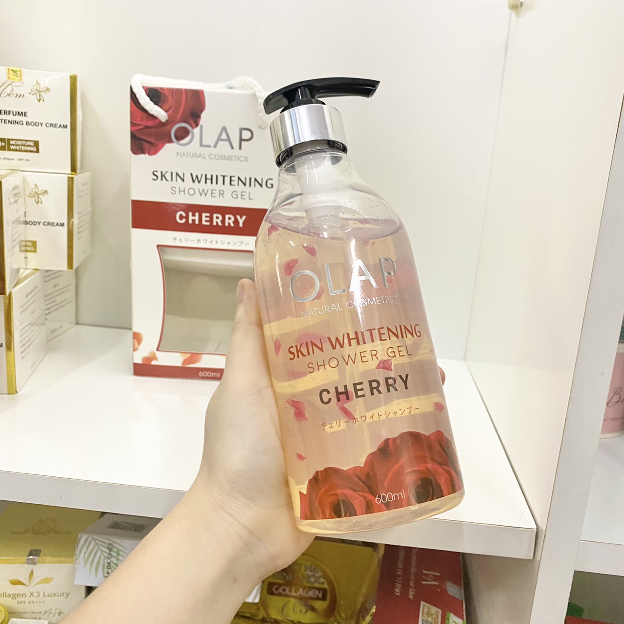 14804-z2940044804616-bb2595d682045567d7c223754c882c4f-8.jpg Sữa Tắm Trắng Da Olap Cherry Màu Đỏ 600ml - 8938519955912