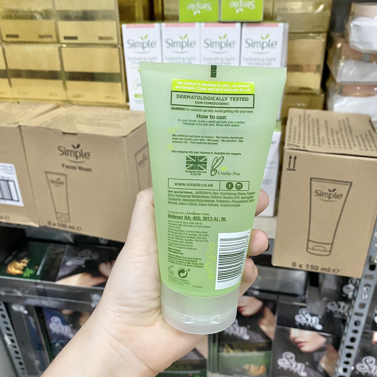 15461-z2776078268262-1a28ae890c5f81429287caf6fa5fefe5-3.jpg Sữa Rửa Mặt Simple Kind To Skin Refreshing Facial Wash Ge 150ml - 5011451103863