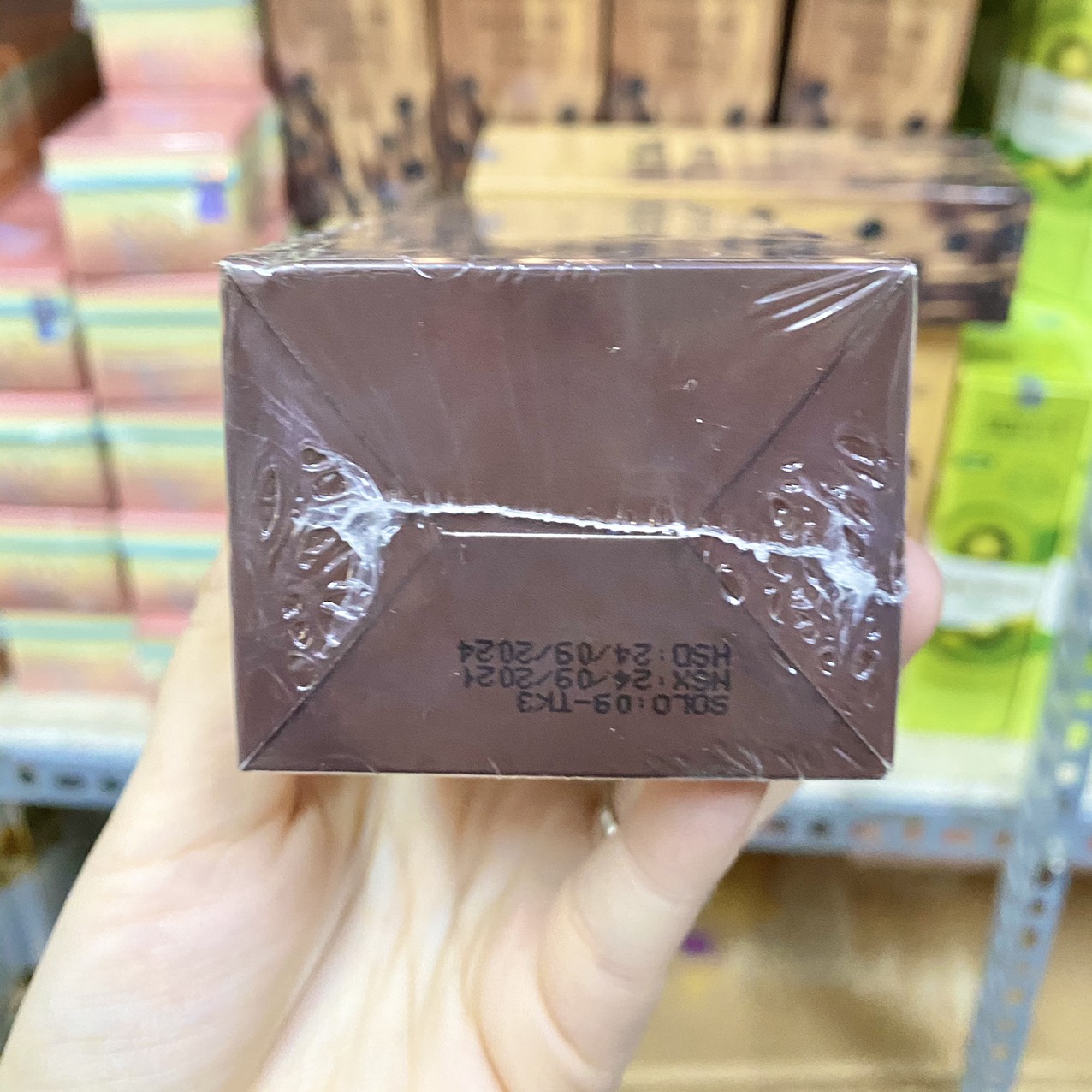 Tẩy tế bào chết Milk Tea Organic Scrub Queenie Skin chính hãng Tẩy tế bào chết Milk Tea Organic Scrub Queenie Skin chính hãng