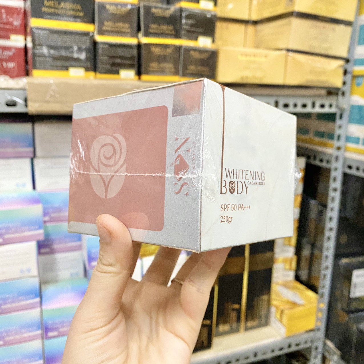 Kem body hoa hồng dưỡng trắng da SON chính hãng Kem body hoa hồng dưỡng trắng da SON chính hãng