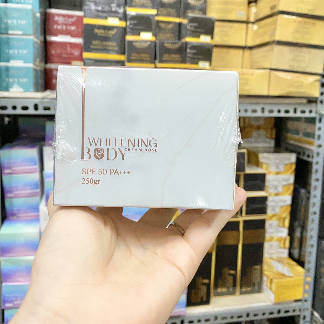 Kem body hoa hồng dưỡng trắng da SON chính hãng Kem body hoa hồng dưỡng trắng da SON chính hãng