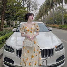 Đầm hoa xốp vàng xoắn ngực - VD5814