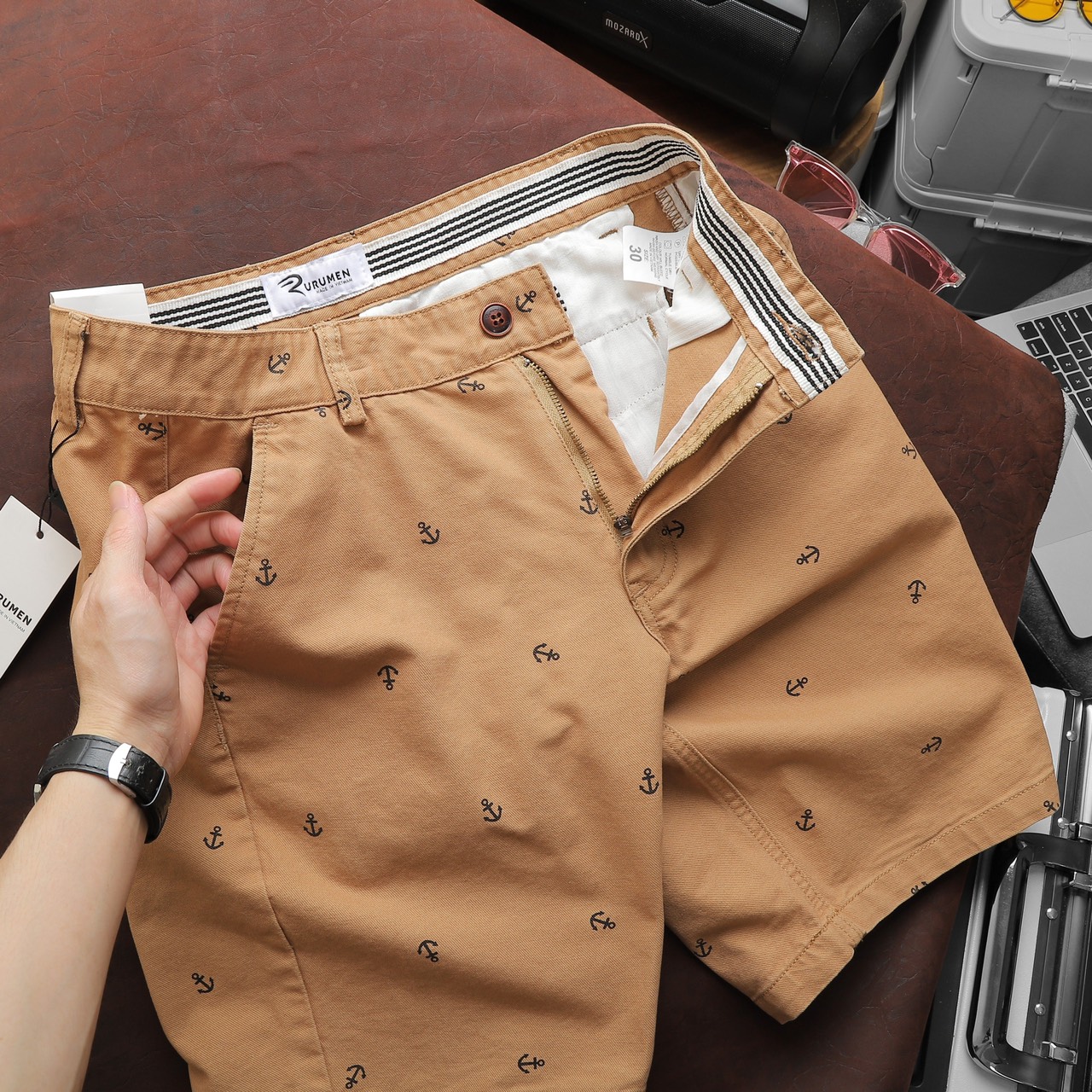 19826-1935029719-z4420826639722-63c208c887f8f2d714f8dd739e224e2e-14.jpg Quần Short Kaki Nam Cao Cấp In Logo Mũi Neo - QB410