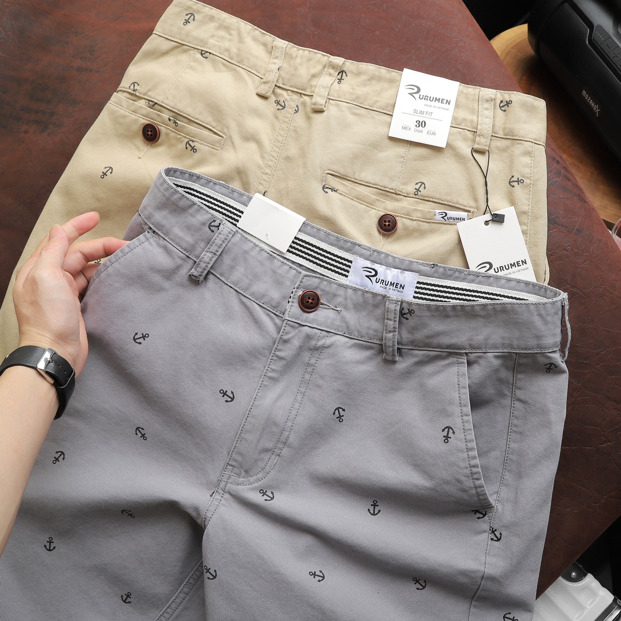 19826-1935049878-z4420826663361-930fb176b407a624459515bf63e8dcff-13.jpg Quần Short Kaki Nam Cao Cấp In Logo Mũi Neo - QB410