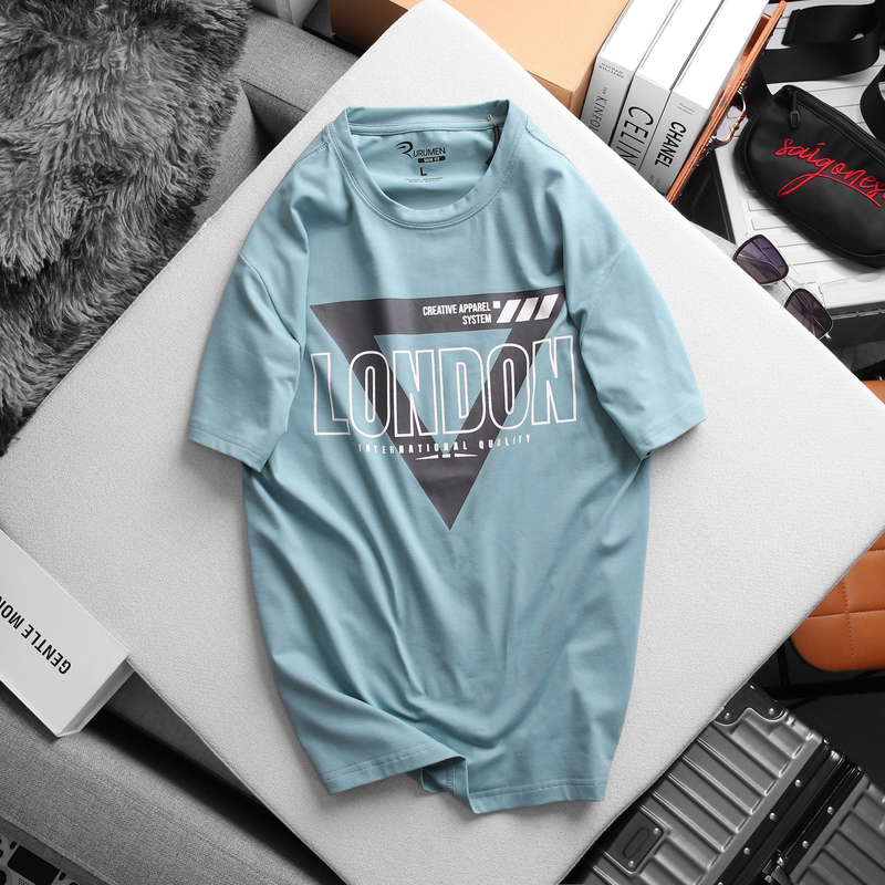 22220-z4798549137724-e3f37060a807260f1506c5657c6f1ff3-2.png Áo Thun Nam Cổ Tròn Rurumen Màu Xanh In Chữ LONDON Big Size - AB466