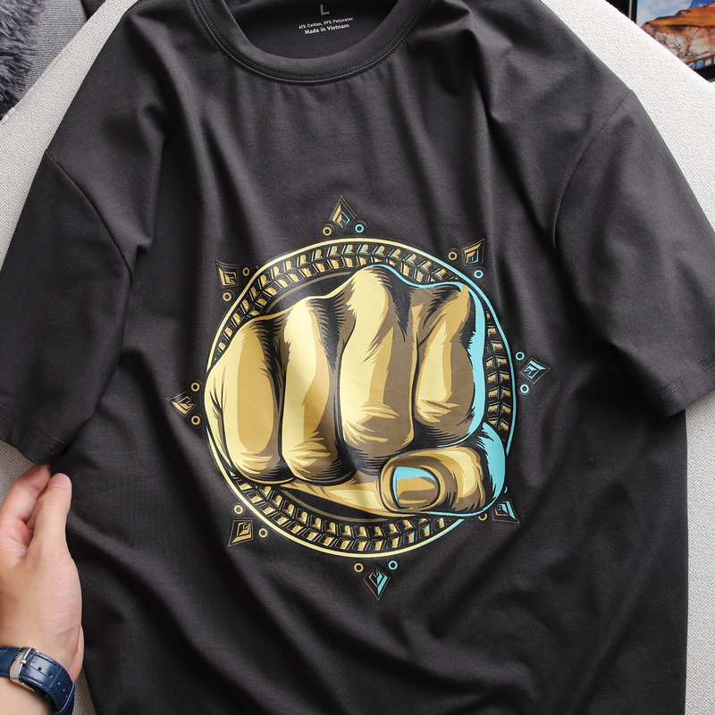 Áo Thun Nam Cổ Tròn Rurumen Màu Xám In Hình Fist Bump Big Size Áo Thun Nam Cổ Tròn Rurumen Màu Xám In Hình Fist Bump Big Size