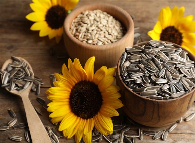 22760_sunflower-seeds-4057-1_20241114111308-2.jpg Hộp Quà Tết Hạt Hướng Dương 300g - Hộp Ovan Hộp Quà Tết 2026 - HHDHO