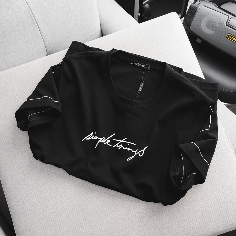 22796-z4853758826250-7685c63ad16af9450f6ec1b1a17ff98e-2.png Áo Thun Nam Cổ Tròn In Chữ Simple Things Tay Viền Sọc (Có size 3x) - AB490