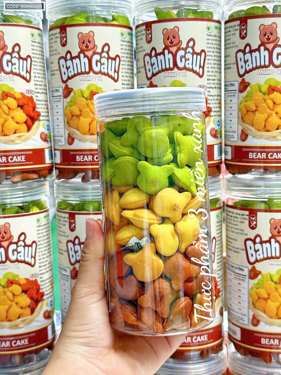 23449_z7208807885327-a3f06a00ceca072d02b0778b72d262e4_20251110152135.png Bánh Gấu Mix 3 Vị Thơm Ngon Hộp Pet 420g (Chùm Ngây- Socola - Truyền Thống) - BGM3V420