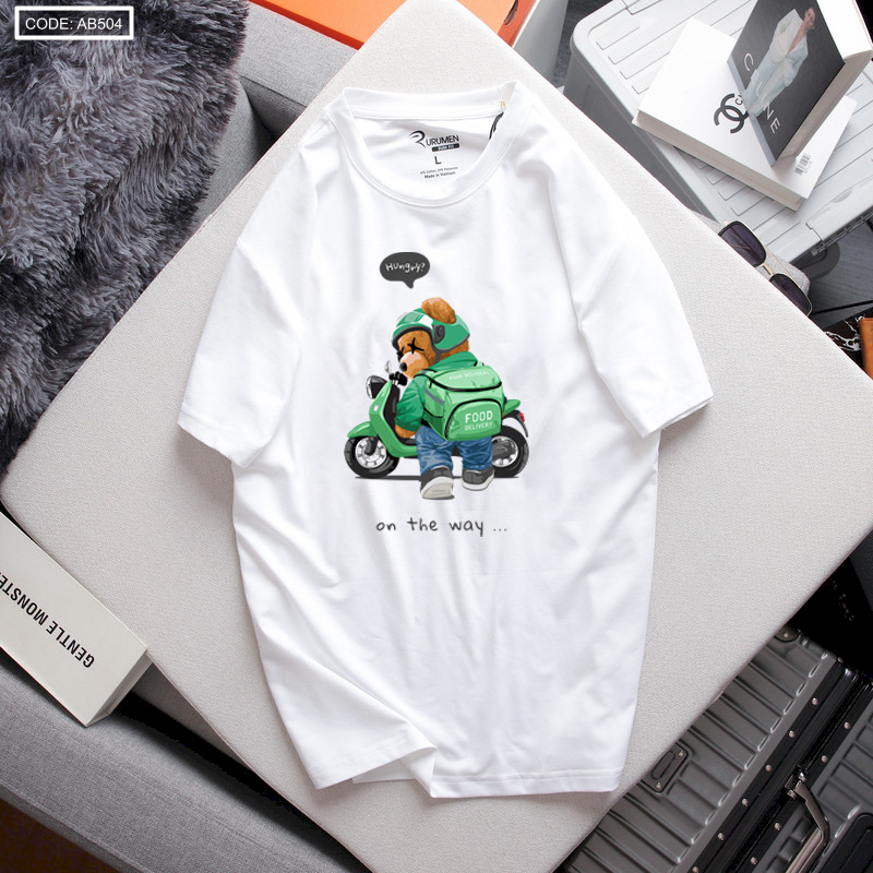 Phân phối áo Thun Nam Cổ Tròn Rurumen Màu Trắng In Hình Gấu Mang Balo (Có size 4x) Phân phối áo Thun Nam Cổ Tròn Rurumen Màu Trắng In Hình Gấu Mang Balo (Có size 4x)