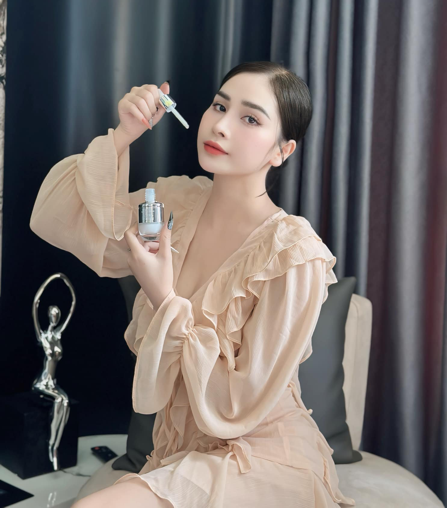 23860_434376274-3586446621568475-2001247410557685444-n_20240405073908-1.jpg Serum Huyết Thanh Queenie Skin 7Days 50ml - 8938513314012