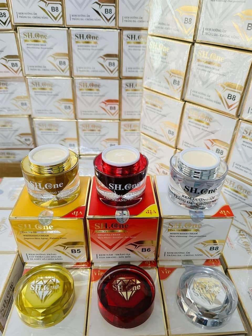 Kem Face SH One B6 Màu Đỏ Giảm Nám Trắng Da Kem Face SH One B6 Màu Đỏ Giảm Nám Trắng Da