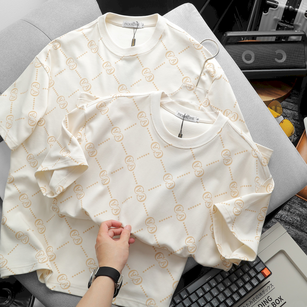 24216_z5415597081476-9c26cf8d4a5e73438e3df30effd5bd53_20240507114030-1.png Áo Thun Cặp Nam Nữ Cổ Tròn Pack Horse In Chữ AA - AB516