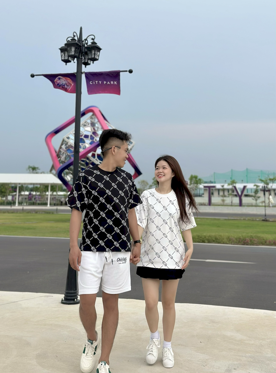 24216_z5415597393674-3a2a31f0cbc8d73ec580526b57a70890_20240507114031-1.png Áo Thun Cặp Nam Nữ Cổ Tròn Pack Horse In Chữ AA - AB516