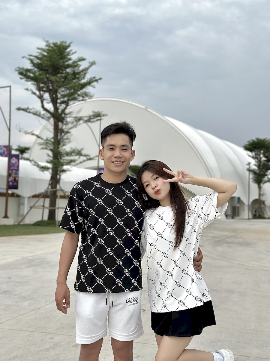 24216_z5415597419848-4719f5990bfb42a9c61e3c16ed1cb556_20240507114031-1.png Áo Thun Cặp Nam Nữ Cổ Tròn Pack Horse In Chữ AA - AB516