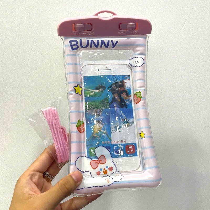 24853_vn-11134207-7r98o-lza2u4600ksta9_20241025172212-2.jpg Túi Đeo Điện Thoại Chống Thấm Nước Viền Phao - Túi Nhựa Đựng Điện Thoại Chống Nước Kèm Dây 21x10 Cm - TDDTCN01