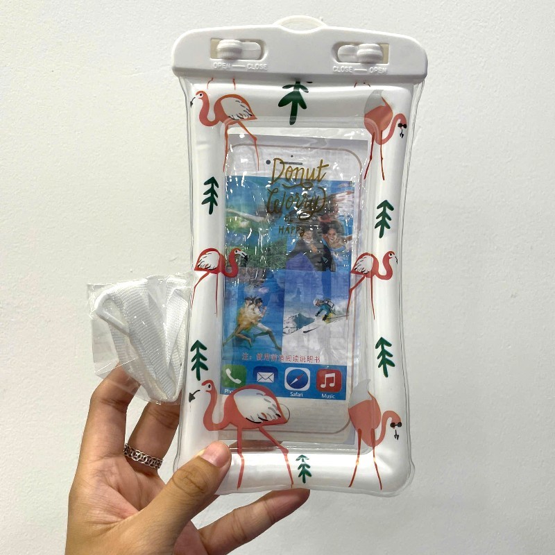 24853_vn-11134207-7r98o-lza2ud9emn9pb3_20241025172213-2.jpg Túi Đeo Điện Thoại Chống Thấm Nước Viền Phao - Túi Nhựa Đựng Điện Thoại Chống Nước Kèm Dây 21x10 Cm - TDDTCN01