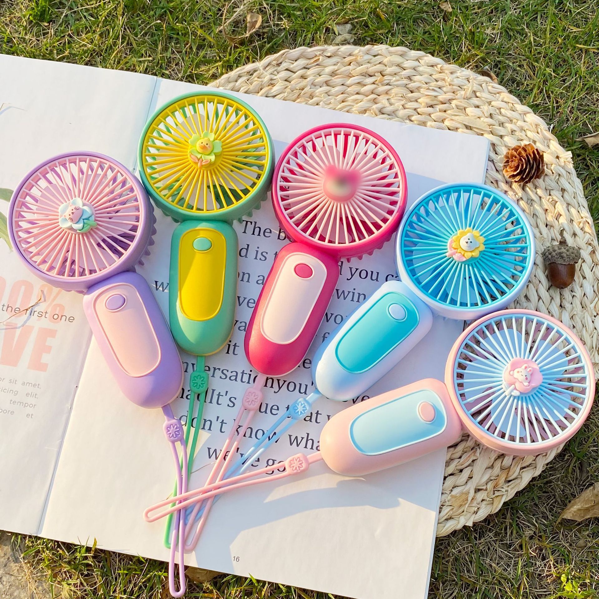 25107_o1cn01bvjgto1ndxht9ukzj-2217508561536-0-cib_20240919144101-3.jpg Quạt Mini Cầm Tay Kèm Stiker 7.5x15x5.5cm - QMNCTHF01