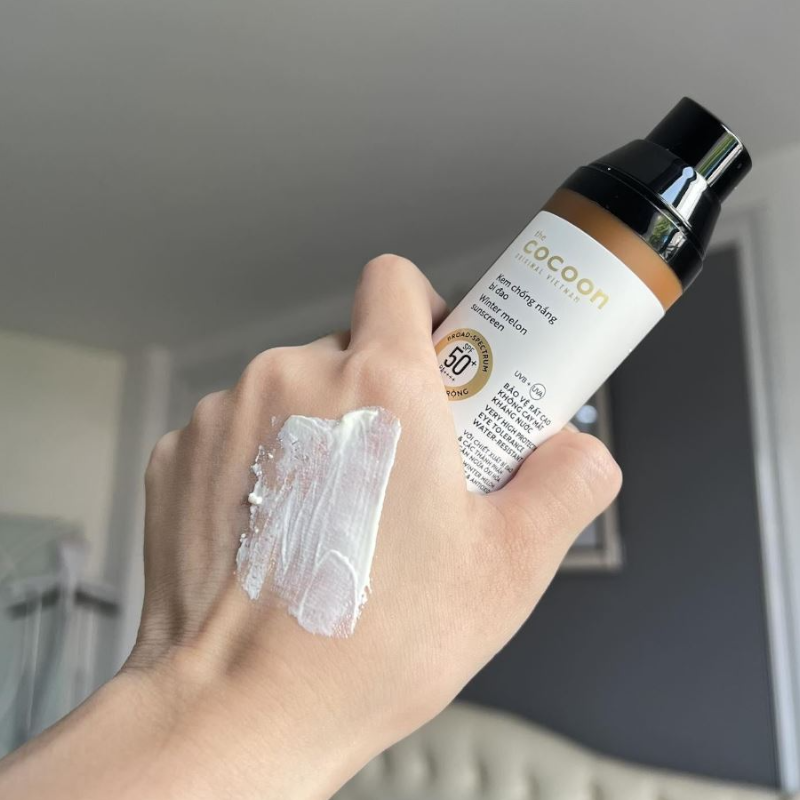 25537_cocoon-winter-melon-sun-fluid-broad-spectrum-4cfdfd3fe6094036be8490dd6a85a93c-1024x1024-photoroom-1_20241028151545-5.png Kem Chống Nắng Bí Đao CoCoon - Dành Cho Da Dầu Mụn Nhạy Cảm 50ml - 8936217700339
