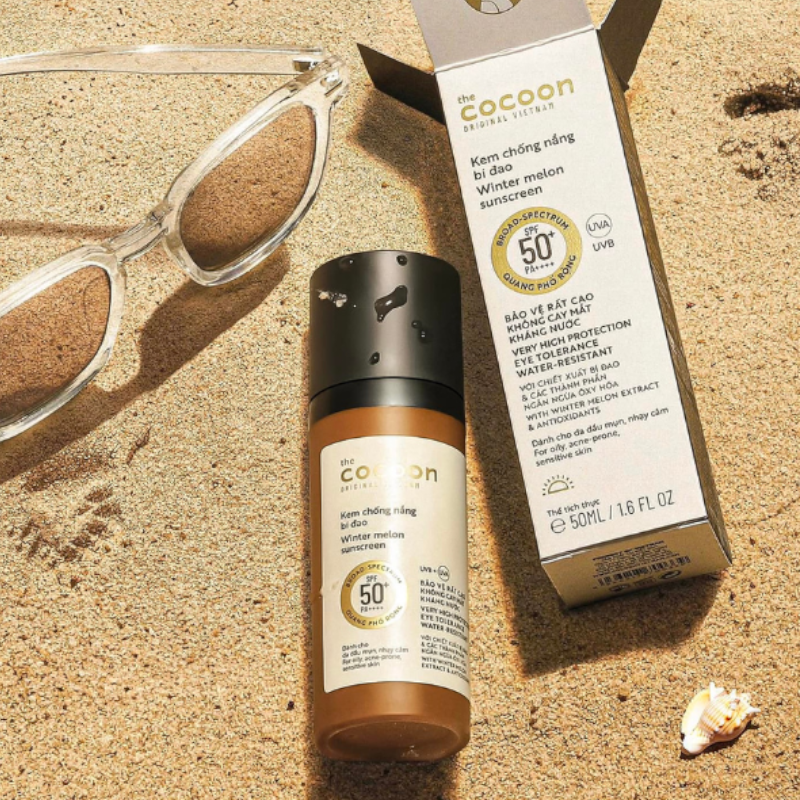 25537_cocoon-winter-melon-sun-fluid-broad-spectrum-4cfdfd3fe6094036be8490dd6a85a93c-1024x1024-photoroom-2_20241028151545-5.png Kem Chống Nắng Bí Đao CoCoon - Dành Cho Da Dầu Mụn Nhạy Cảm 50ml - 8936217700339