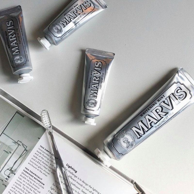 25638_kem-danh-rang-marvis-whitening-mint-lam-trang-rang-85ml_20241107112507-1.png Kem Đánh Răng Marvis Whitening Mint Màu Bạc 85ml - 8004395111718