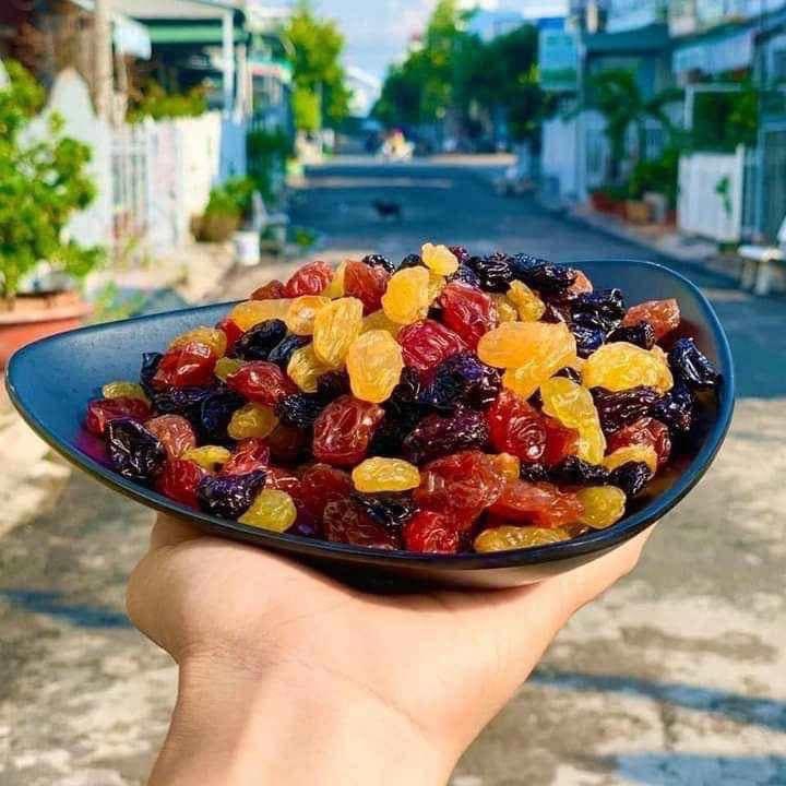 25763_nho-kho-chile-3-mau-khong-hat-20230302140548-937720_20241114152926-5.jpg Hộp Nho Chile Bát Giác 250G Hộp Quà Tết 2026 - NCSHBG250