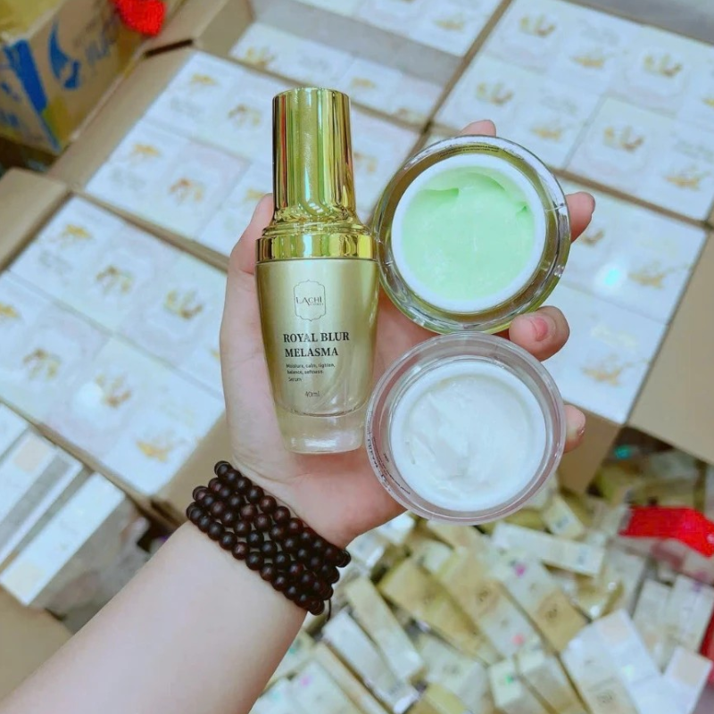 25828_cb-nam-lachi-phu-photoroom-1_20241126152936-2.png Combo Cao Nám Hoàng Gia Lachi (Serum + Kem Face Ban Ngày + Kem Face Ban Đêm) Giúp Mờ Nám Trắng Da - 8936206760368