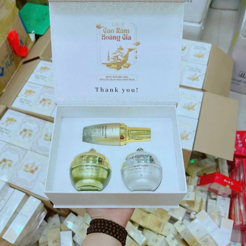25828_cb-nam-lachi-phu-photoroom-4_20241126152934-2.png Combo Cao Nám Hoàng Gia Lachi (Serum + Kem Face Ban Ngày + Kem Face Ban Đêm) Giúp Mờ Nám Trắng Da - 8936206760368