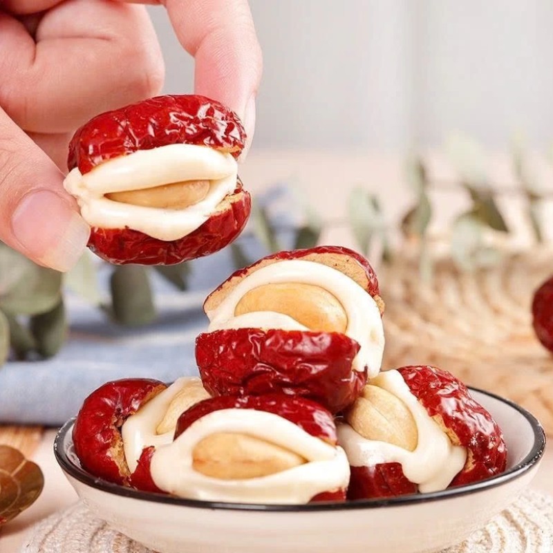 25878_z6129056918245-f74daf902caf0b9985bd8e91484c879d-photoroom-11_20241214162434-5.jpg Táo Đỏ Kẹp Hạt Điều Túi Zip 300g - TDKHDTZ300