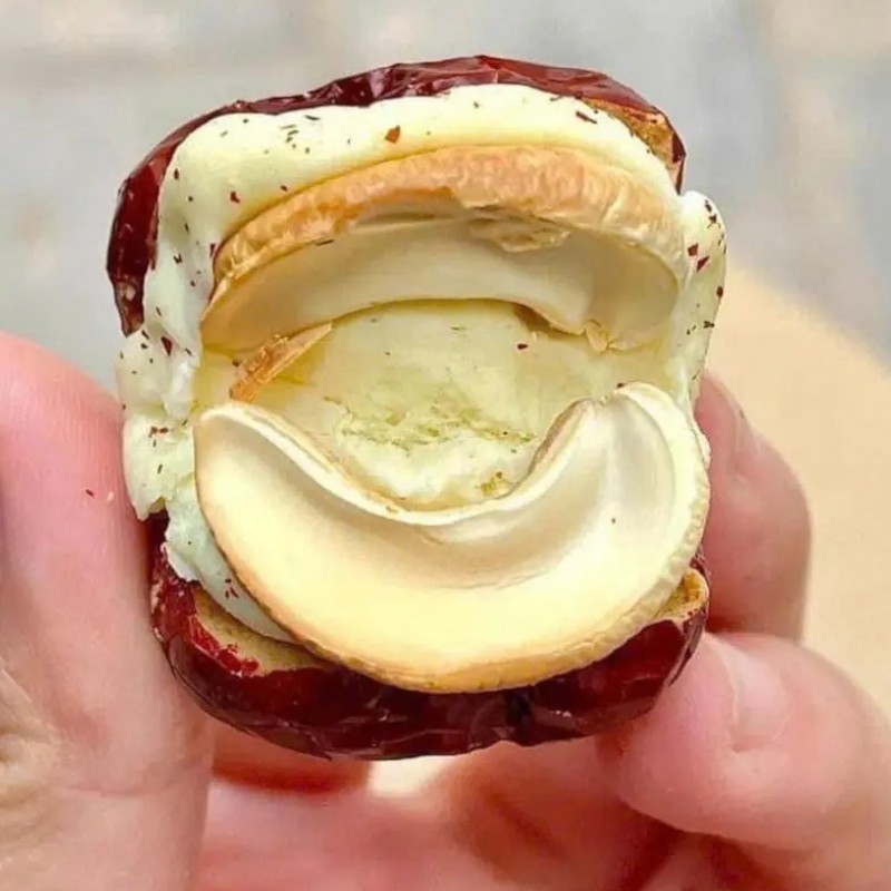 25878_z6129056918245-f74daf902caf0b9985bd8e91484c879d-photoroom-13_20241214162434-5.jpg Táo Đỏ Kẹp Hạt Điều Túi Zip 300g - TDKHDTZ300