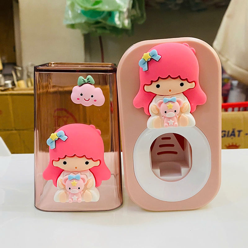 26097_z6251669486223-e06561c08a8aa333575c00a5a2426a37_20250206172603-1.jpg Bộ Nhả Kem Đánh Răng Treo Tường Cao Cấp Kêm Cốc - Dành Cho Bé - BNKDRTT02