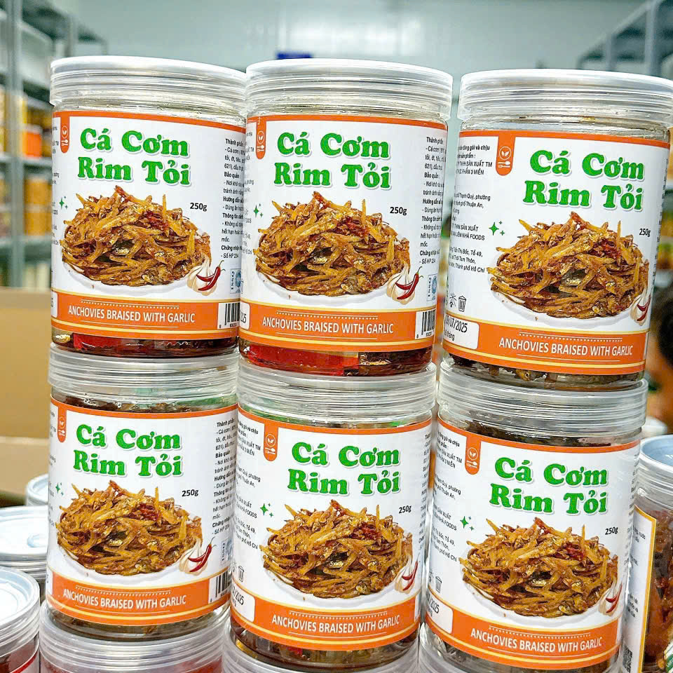 26229_z7198038414392-61ccc800f70bd67388827845410a5931_20251110173909-3.png Cá Cơm Rim Tỏi Thơm Ngon 250g Hộp - CCRT250G