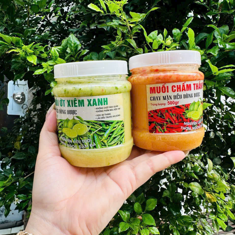26425_3_20250610114955-1.png Set 2 Hộp Muối Chấm Thơm Ngon 500g - Muối Chấm Thần Thánh Đỏ & Muối Ớt Xiêm Xanh - S2HMC500G