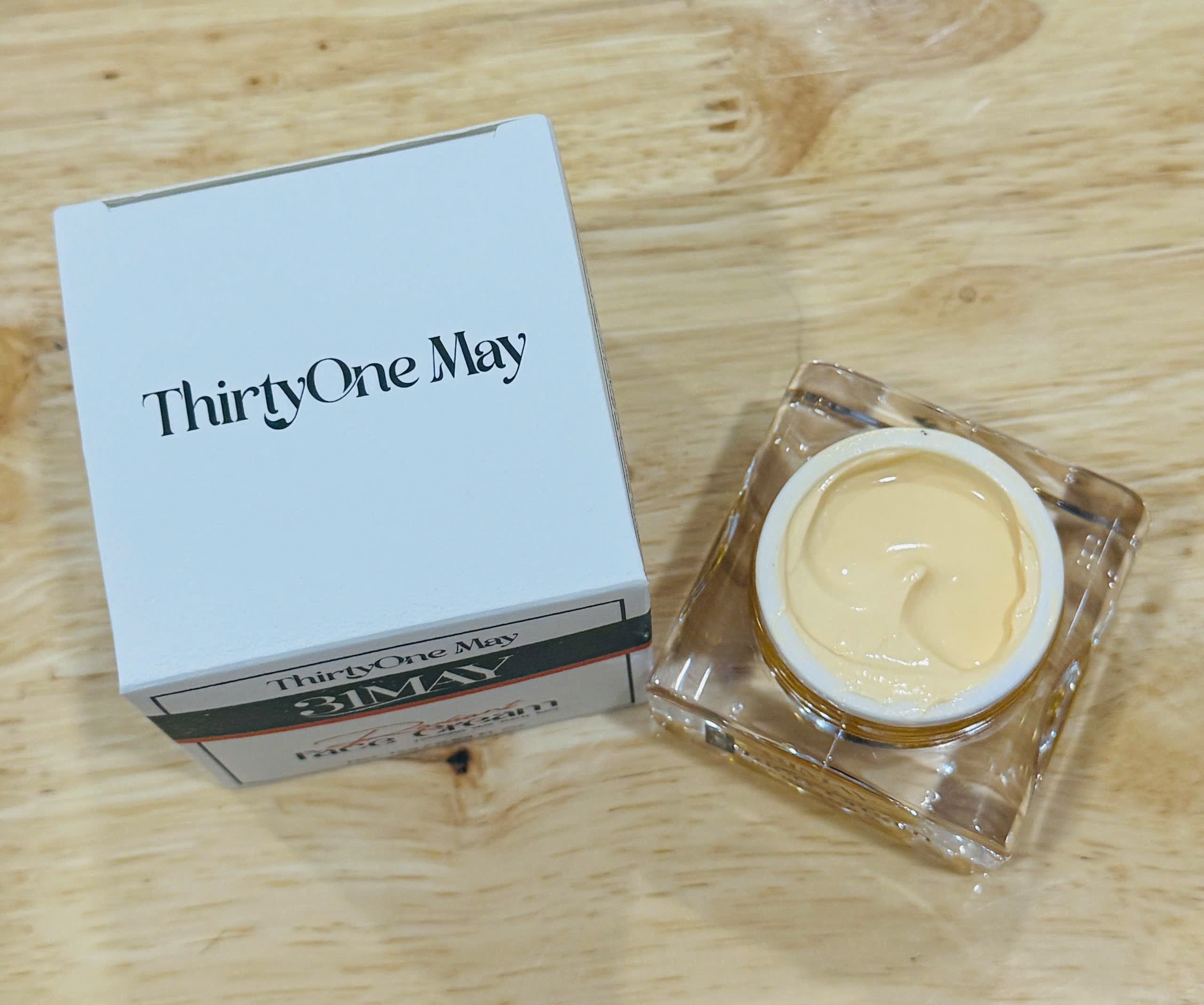 26545_z7609163504412-407e3196fa54c5e5b181937fe1bd171e_20260311133603.png Kem Face Dưỡng Trắng Mờ Nám 31may Radiant - Kem Dưỡng Radiant Thirty One May 16g - 8938562528057