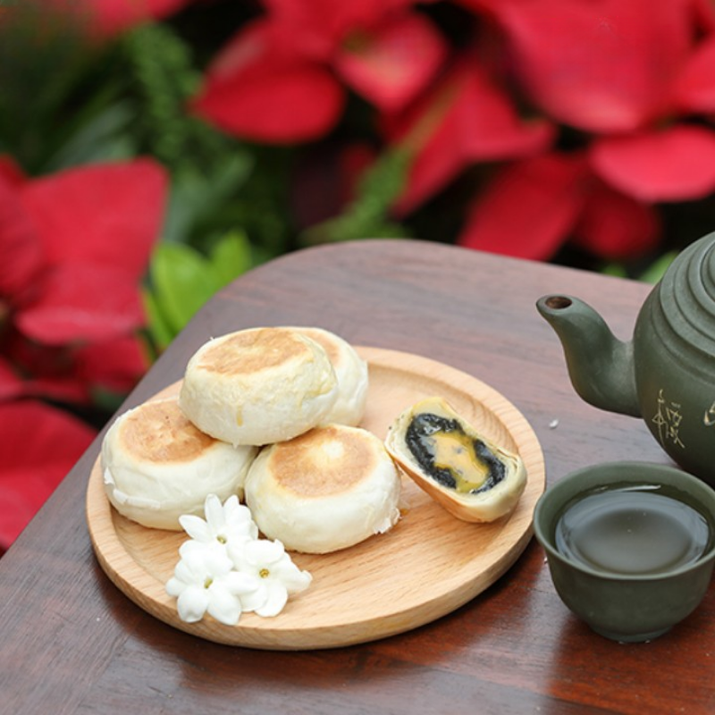 Bánh Pía Kim Sa Mè Đen Tân Huê Viên Thơm Ngon 480g (40g x 12 cái) Bánh Pía Kim Sa Mè Đen Tân Huê Viên Thơm Ngon 480g (40g x 12 cái)