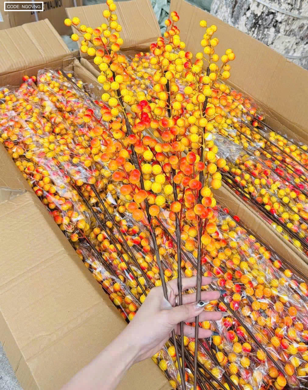 Giá sỉ cành Đông Đào 12 Nhánh Trái Mọng Vàng Dài 90cm Giá sỉ cành Đông Đào 12 Nhánh Trái Mọng Vàng Dài 90cm