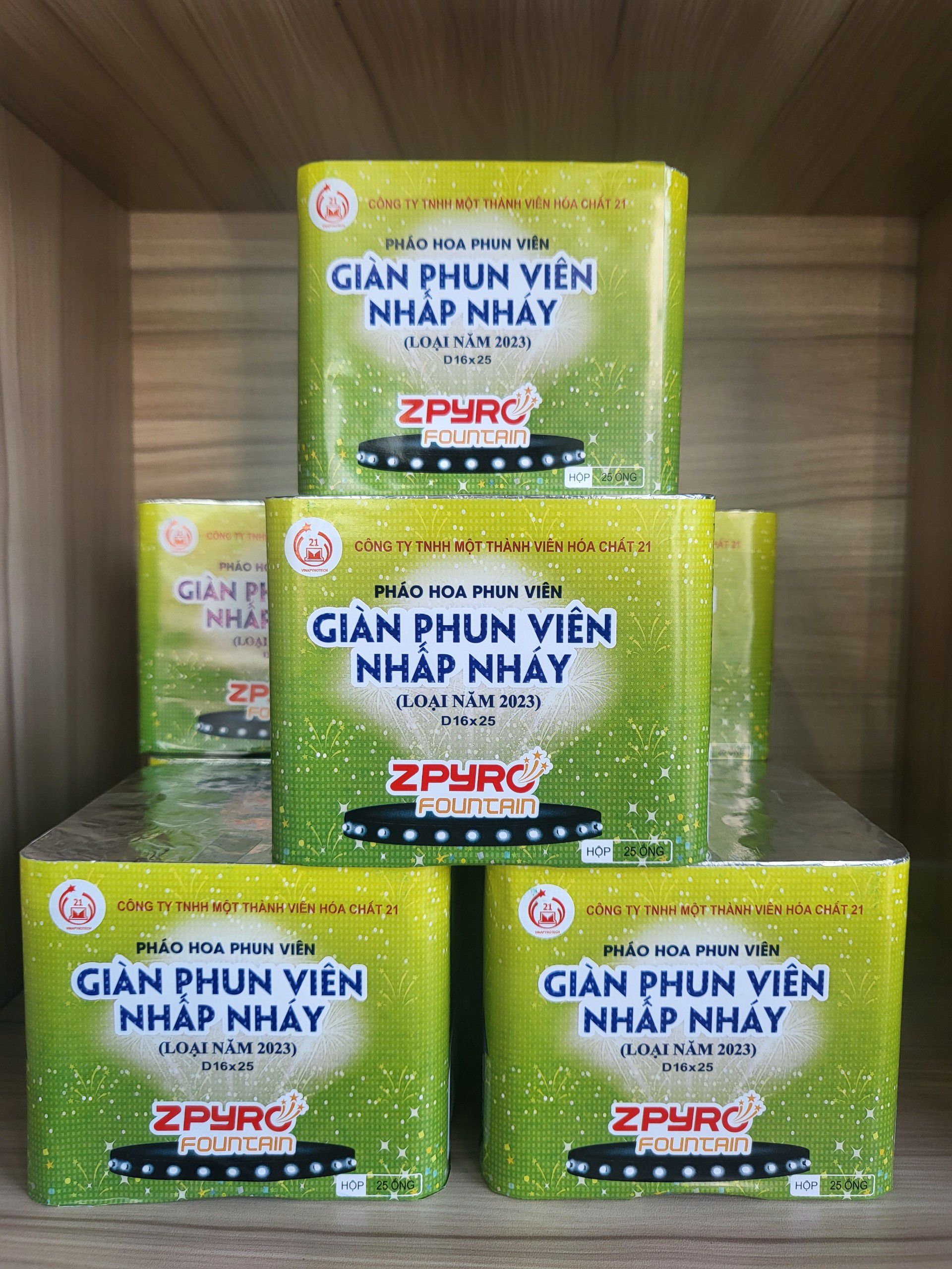 27369_gian-phun-vien-nhap-nhay-bo-quoc-phong-2024-re-nhat_20251120012213.png Pháo Hoa Z121 Giàn Phun Nhấp Nháy Loại 25 Ống - Hộp Xanh - Mẫu Chào Xuân 2026 - PHOHOAZ12102