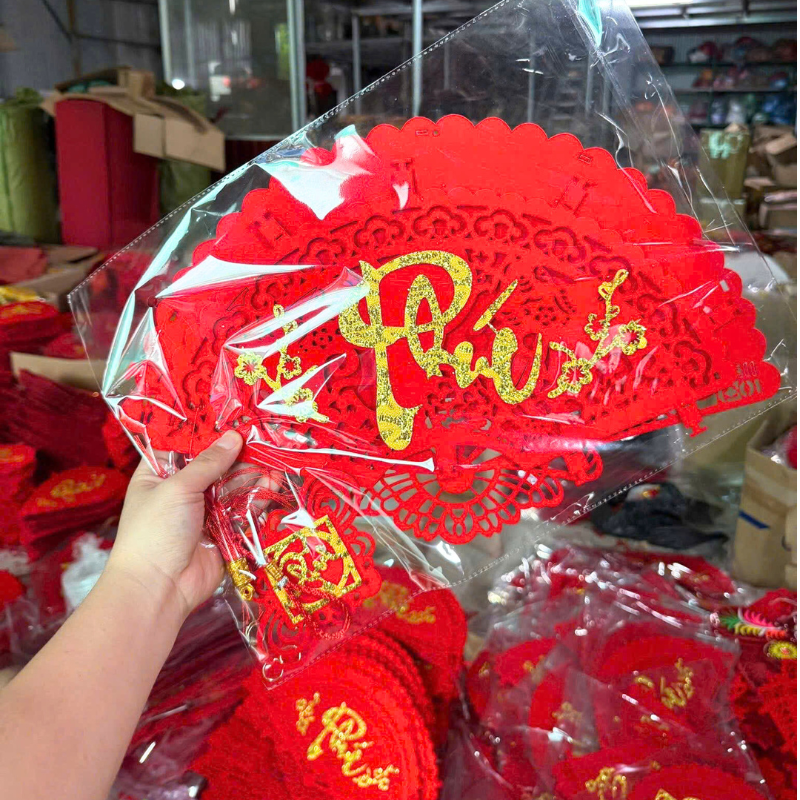 27442_180_20251126170600.png Cặp 2 Dây Treo Quạt Nhung Đỏ - Quạt Treo Trường Trang Trí Tết - QXTT05