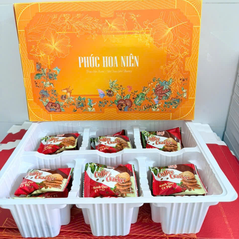 27587_72_20251210105556-1.png Bánh Hộp Vị Phô Mai, Cà Phê Phúc Hoa Niên - Hộp Bánh Sang Trọng Trang Trí Tết - HBPHN01