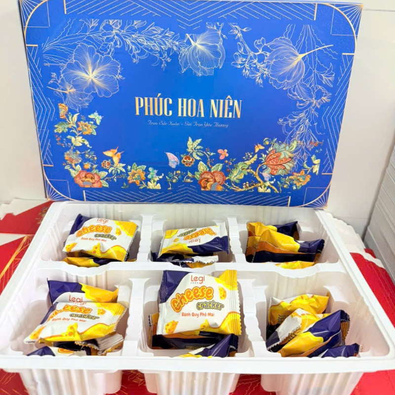 27587_73_20251210105601-1.png Bánh Hộp Vị Phô Mai, Cà Phê Phúc Hoa Niên - Hộp Bánh Sang Trọng Trang Trí Tết - HBPHN01
