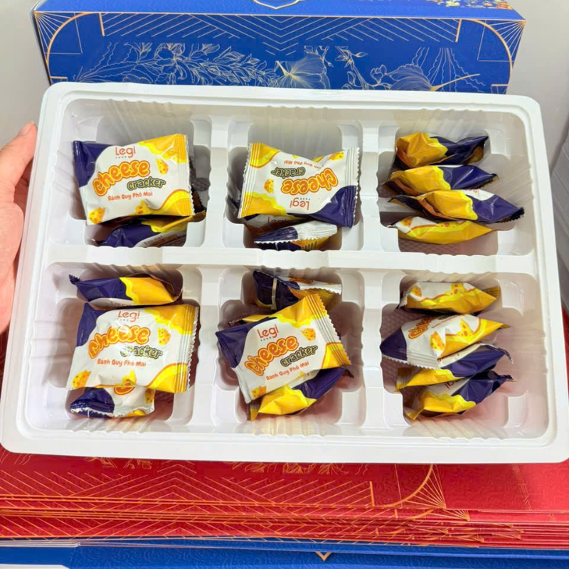 27587_75_20251210105602.png Bánh Hộp Vị Phô Mai, Cà Phê Phúc Hoa Niên - Hộp Bánh Sang Trọng Trang Trí Tết - HBPHN01