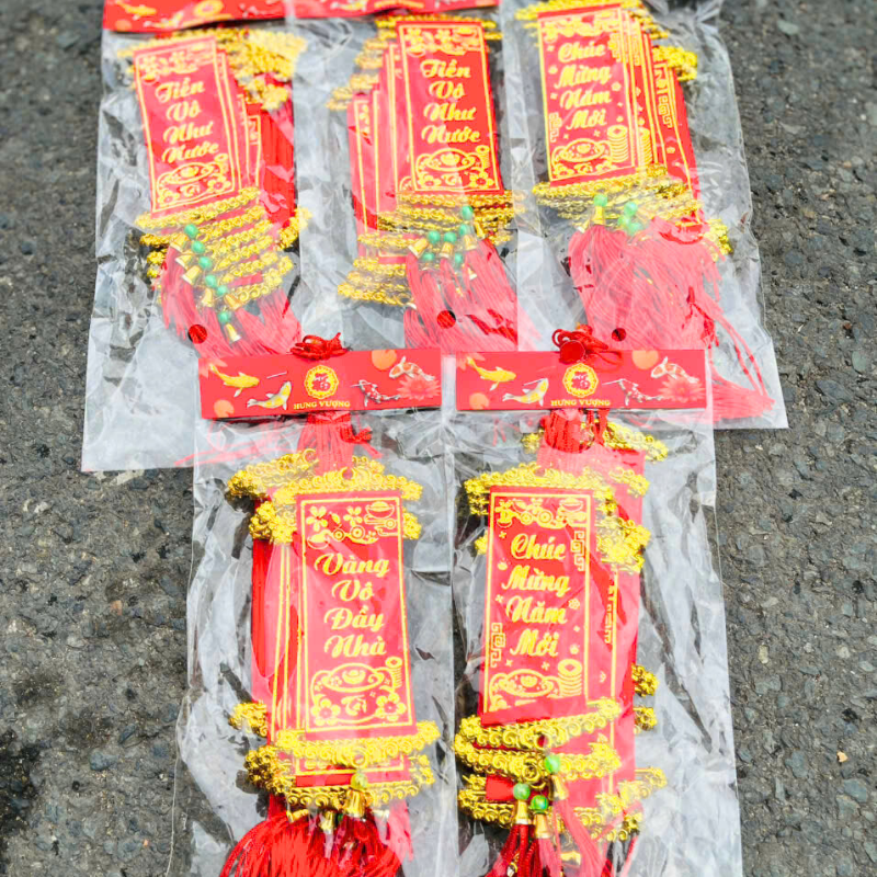 Bỏ sỉ set 10 Liễn Nhung Đỏ Trang Trí Tết - Liễn Câu Đối Đỏ Nhung Treo Cây Size Mini Bỏ sỉ set 10 Liễn Nhung Đỏ Trang Trí Tết - Liễn Câu Đối Đỏ Nhung Treo Cây Size Mini