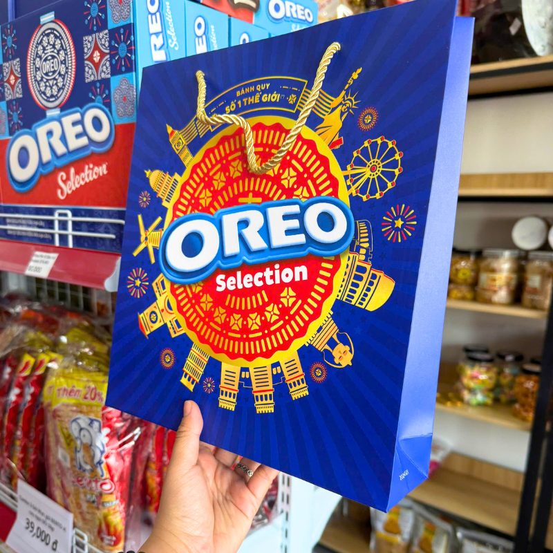 Bỏ sỉ bánh Quy Oreo (Vị Kem Socola, Vani, Dâu) - Bánh Quy Sữa Oreo - Bánh Kinh Đô Oreo Hộp Thiếc 393,75g (15 Gói x 26,25g) - Kèm Túi Bỏ sỉ bánh Quy Oreo (Vị Kem Socola, Vani, Dâu) - Bánh Quy Sữa Oreo - Bánh Kinh Đô Oreo Hộp Thiếc 393,75g (15 Gói x 26,25g) - Kèm Túi