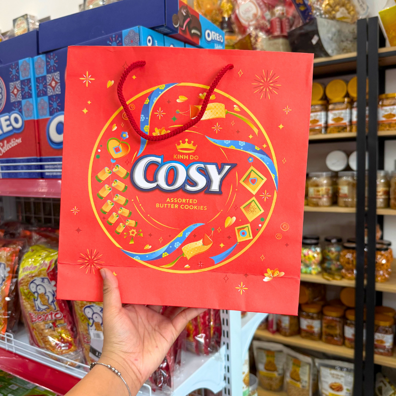 Phân phối bánh Cosy Kinh Đô - Bánh Quy Bơ Thập Cẩm Socola 520g - (Kèm Túi) Phân phối bánh Cosy Kinh Đô - Bánh Quy Bơ Thập Cẩm Socola 520g - (Kèm Túi)