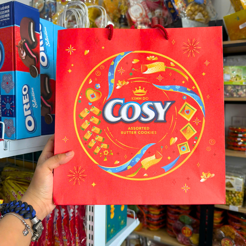 Phân phối bánh Cosy Quy Bơ Thập Cẩm Vị Bơ Sữa - Bánh Kinh Đô Cosy Bơ Sữa Hộp Thiếc Tròn Vàng 390Gr - Kèm Túi Phân phối bánh Cosy Quy Bơ Thập Cẩm Vị Bơ Sữa - Bánh Kinh Đô Cosy Bơ Sữa Hộp Thiếc Tròn Vàng 390Gr - Kèm Túi