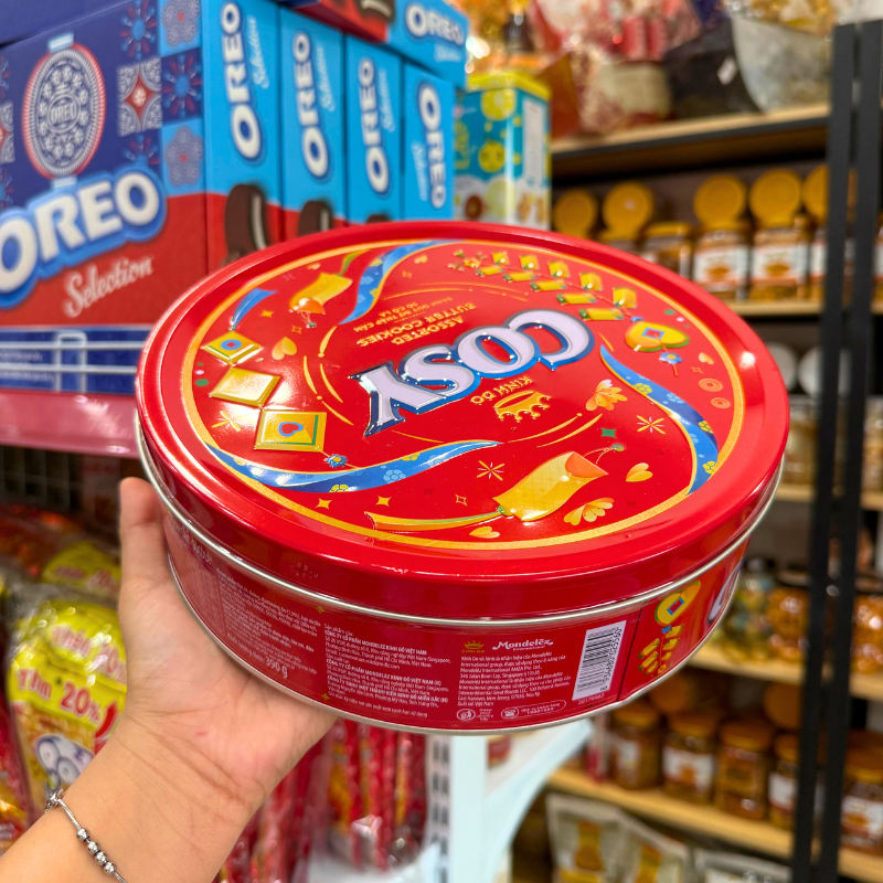 Giá sỉ bánh Cosy Quy Bơ Thập Cẩm Vị Socola - Bánh Kinh Đô Cosy Socola Hộp Thiếc Tròn Đỏ 390g - Kèm Túi Giá sỉ bánh Cosy Quy Bơ Thập Cẩm Vị Socola - Bánh Kinh Đô Cosy Socola Hộp Thiếc Tròn Đỏ 390g - Kèm Túi