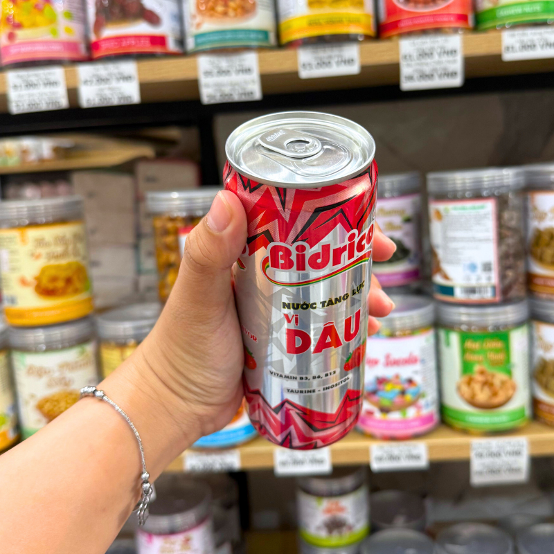 1 Lon Nước Tăng Lực Bidrico Vị Dâu - Nước Ngọt Bidrico Dâu (325ml/Lon) 1 Lon Nước Tăng Lực Bidrico Vị Dâu - Nước Ngọt Bidrico Dâu (325ml/Lon)
