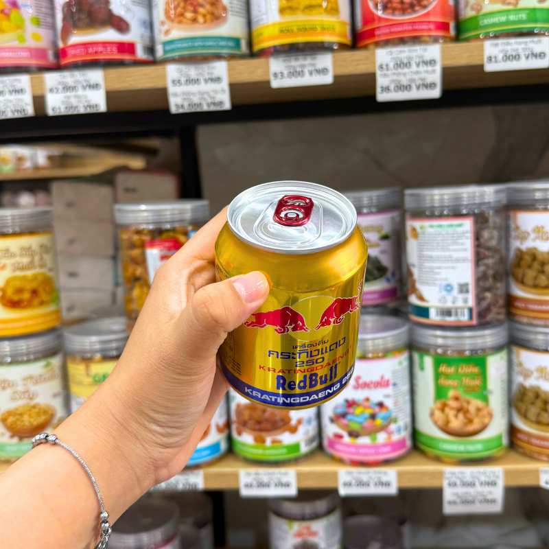 1 Lon Nước Tăng Lực Red Bull Việt Nam - Nước Ngọt Bò Cụng (250ml/Lon) 1 Lon Nước Tăng Lực Red Bull Việt Nam - Nước Ngọt Bò Cụng (250ml/Lon)