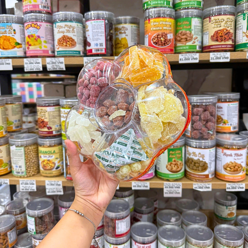 Hộp Quà Tết Set Mứt Lục Vị Bông Mai (Khoai Lang, Gừng, Hạt Sen, Bí, Kẹo Dâu Tây) - Hộp Bông Mai Hộp Quà Tết 2026 Hộp Quà Tết Set Mứt Lục Vị Bông Mai (Khoai Lang, Gừng, Hạt Sen, Bí, Kẹo Dâu Tây) - Hộp Bông Mai Hộp Quà Tết 2026