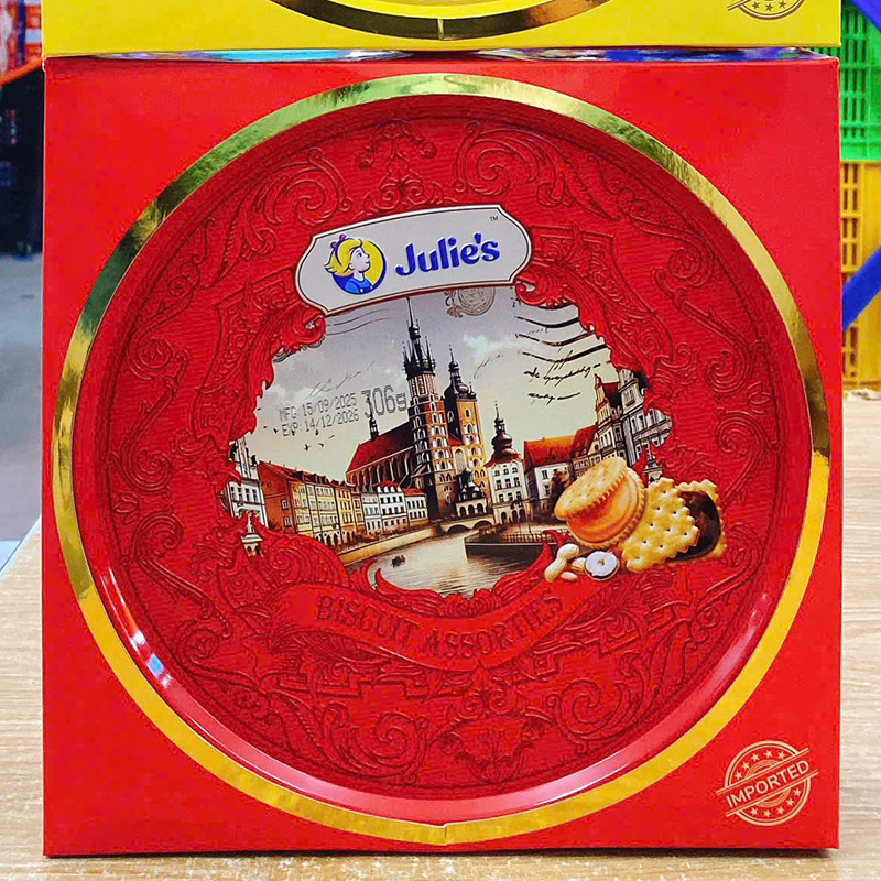 Phân phối bánh Quy JULIE'S Nhân Bơ Đậu Phộng Hộp Thiếc Phong Cảnh 306g - Hộp Màu Đỏ Phân phối bánh Quy JULIE'S Nhân Bơ Đậu Phộng Hộp Thiếc Phong Cảnh 306g - Hộp Màu Đỏ